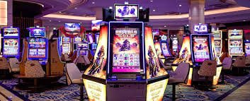 Tampilan permainan Crazy Time dengan roda besar dan zona bonus yang berwarna